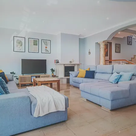 Exceptional 5 Bedroom Villa فيلة البوفيرا
