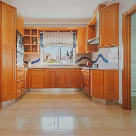 Exceptional 5 Bedroom Villa * Албуфейра